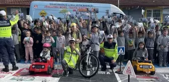 Sakarya'da öğrenciler jandarmanın mobil trafik eğitim aracında bilgilendirildi