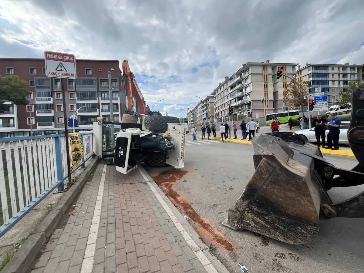 Derince'de TIR'ın Üzerindeki Asfalt Silindiri Devrildi