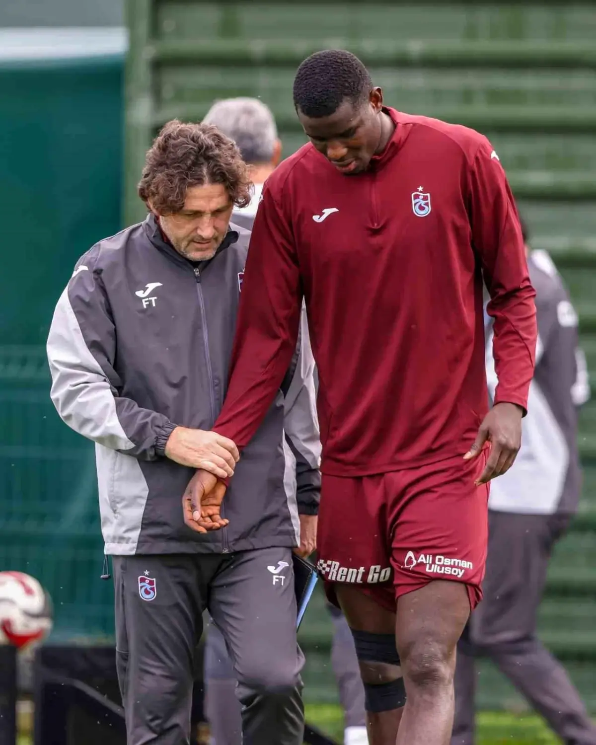 Trabzonspor'un Forvet İkilisi Onuachu ve Augusto, Eyüpspor Karşısında Galibiyet İçin Sahaya Çıkıyor