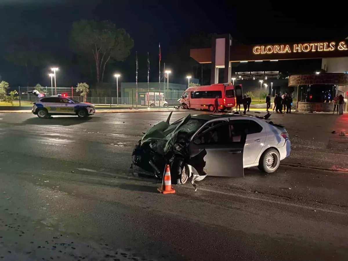 Antalya'da Tur Minibüsü ile Otomobil Çarpıştı: 2 Yaralı