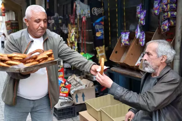 Simit tezgahından memur masasına 4 20 yil simit satti 49 yasinda ataninca annesi 19184062 o