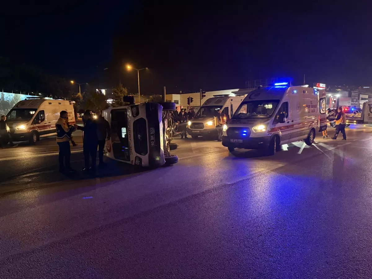 Tokat'ta Ambulans Devrildi: 3 Sağlık Personeli Yaralandı