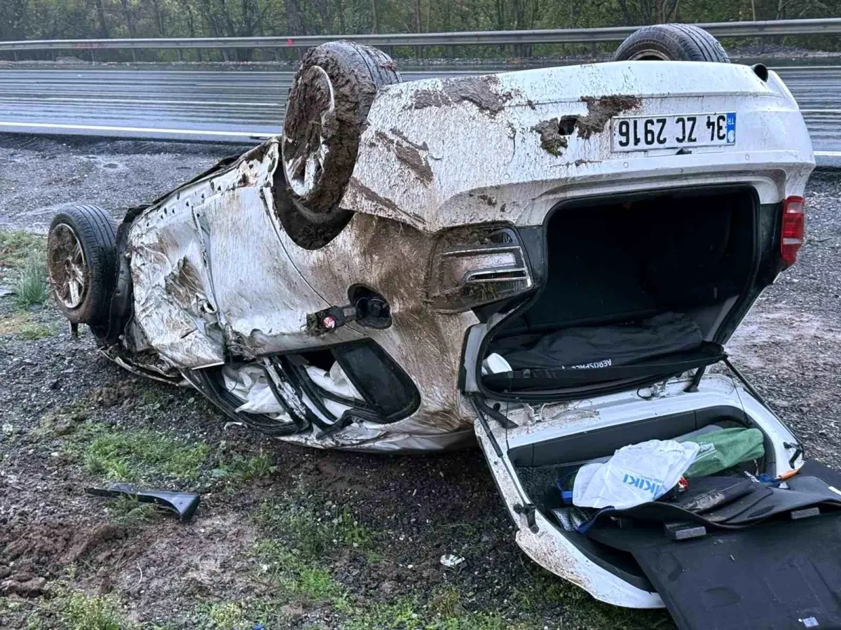 Sakarya'da Otoyolda Takla Atan Otomobilin Sürücüsü Yaralandı