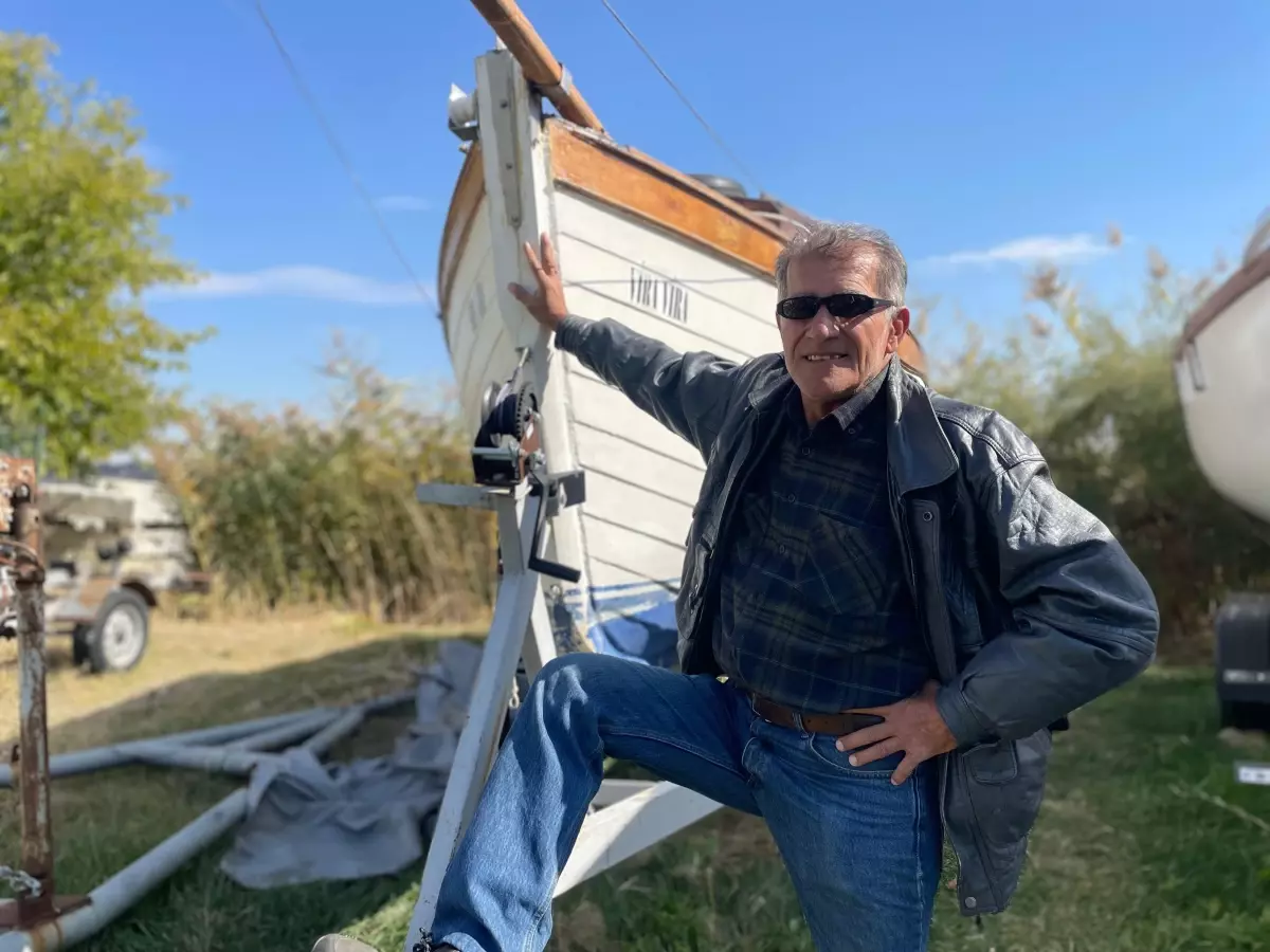 Bülent Kale'nin Deniz Tutkusu: Kendi Yaptığı Tekne ile Kıyıları Dolaşıyor