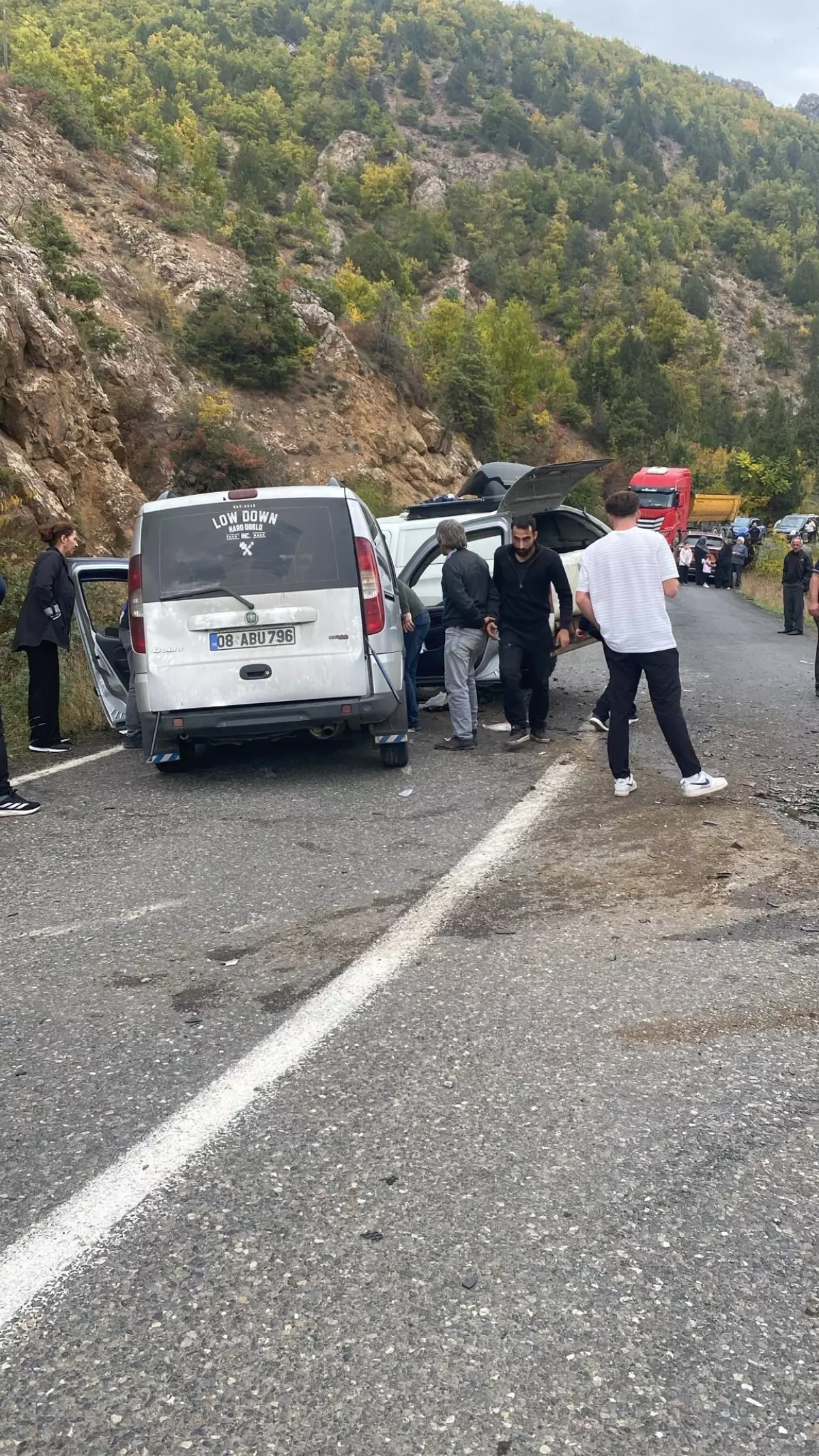 Artvin'de Zincirleme Trafik Kazası: 4 Yaralı