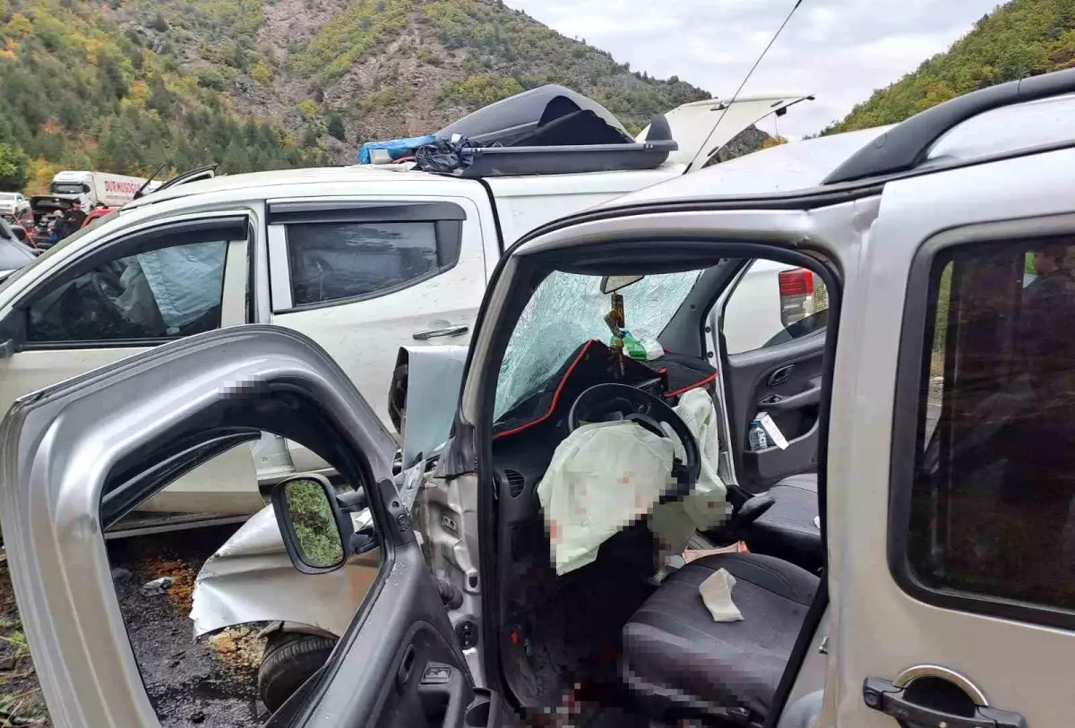 Artvin'de Zincirleme Trafik Kazası: 4 Yaralı