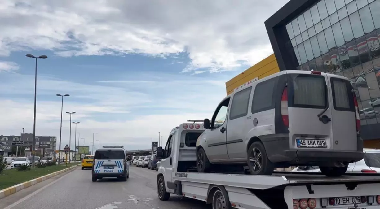 Balıkesir'de Seyir Halindeyken Otomobilde Elektrik Kaçağı Paniği