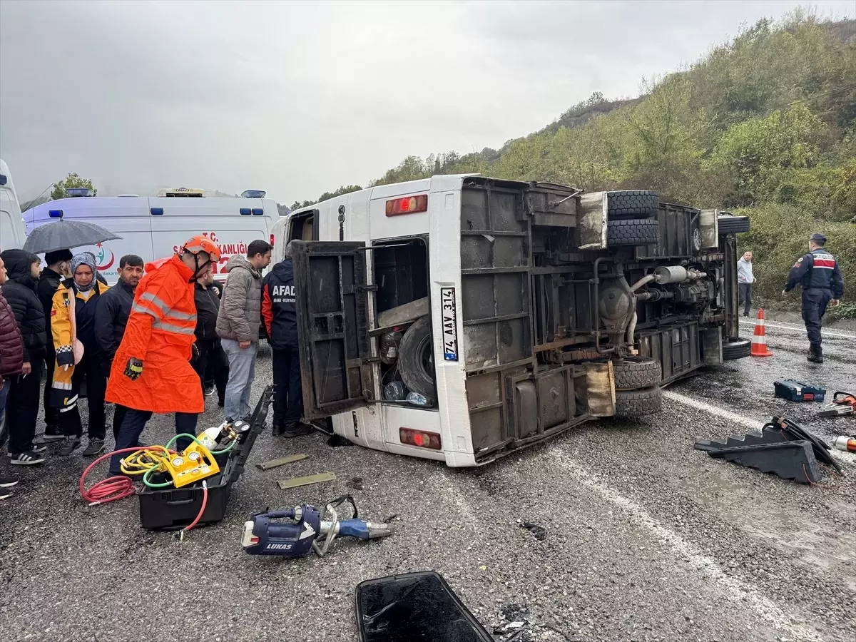Bartın'da İşçi Servisi Devrildi: 1 Ölü, 19 Yaralı