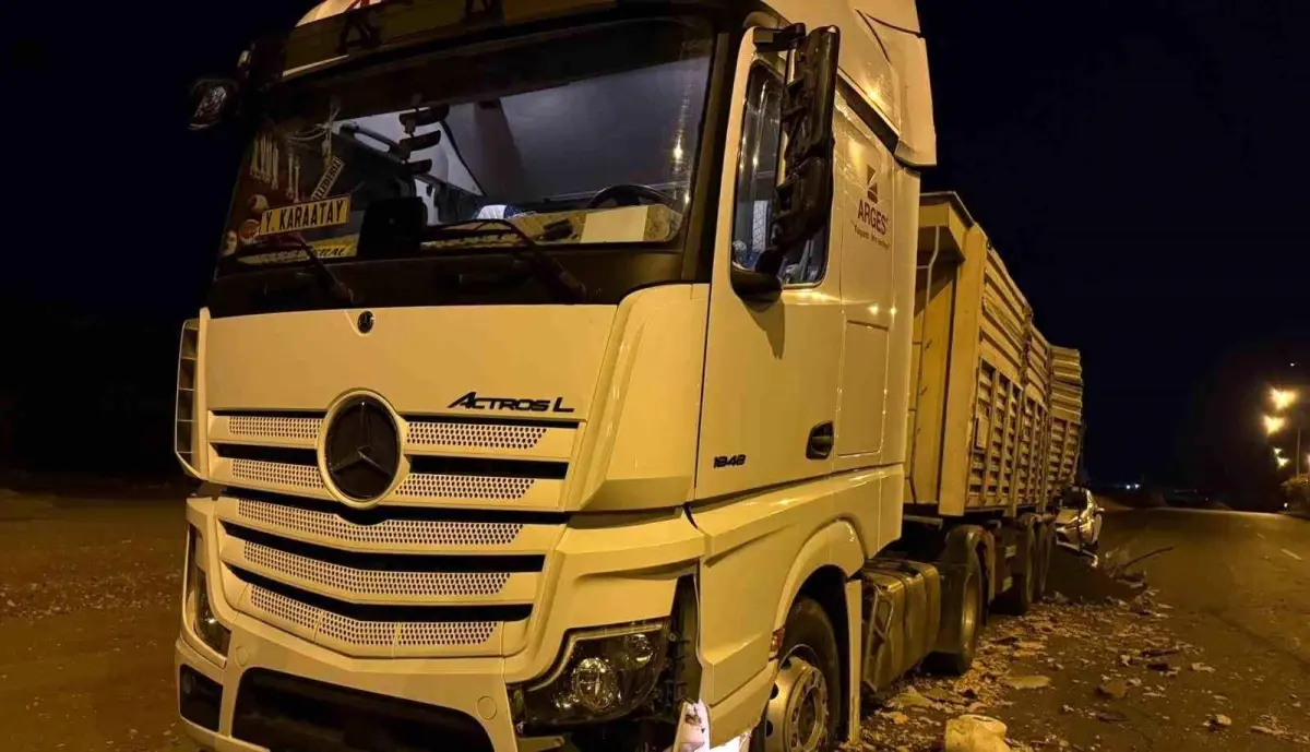 Batman'da Tır ile Otomobil Çarpıştı: 2 Yaralı