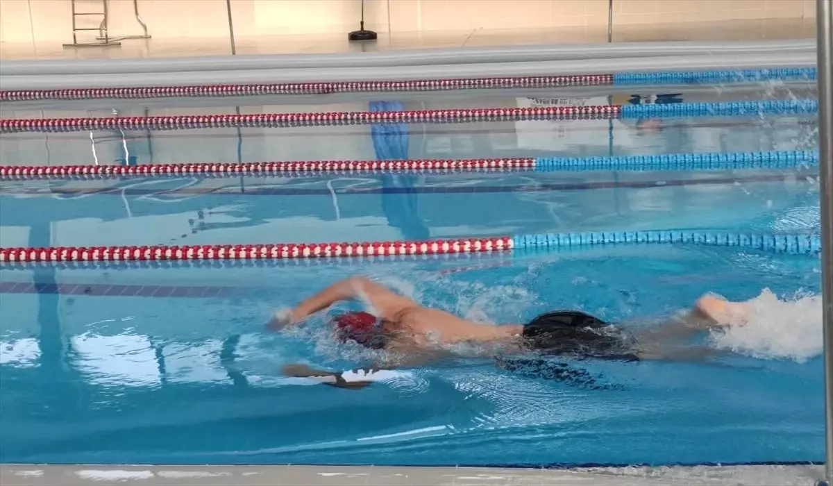 Boyabat'ta 29 Ekim Cumhuriyet Bayramı Yüzme Yarışması Düzenlendi