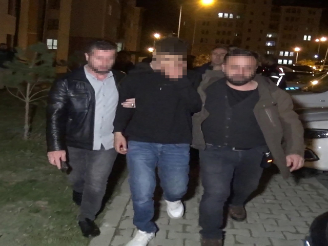 emniyetin duvarina tirmanan sahis ekipleri alarma 19185335 242 m