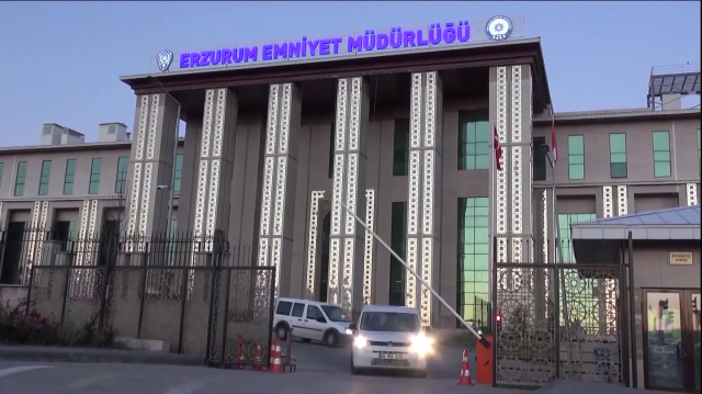 emniyetin duvarina tirmanan sahis ekipleri alarma 19185335 4755 m