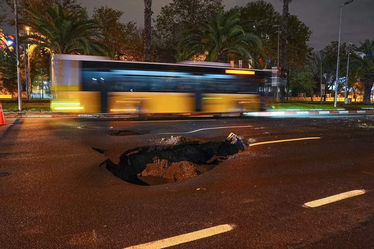 Fatih'te Sağanak Nedeniyle Çöken Yol, Taksi Ters Döndü.