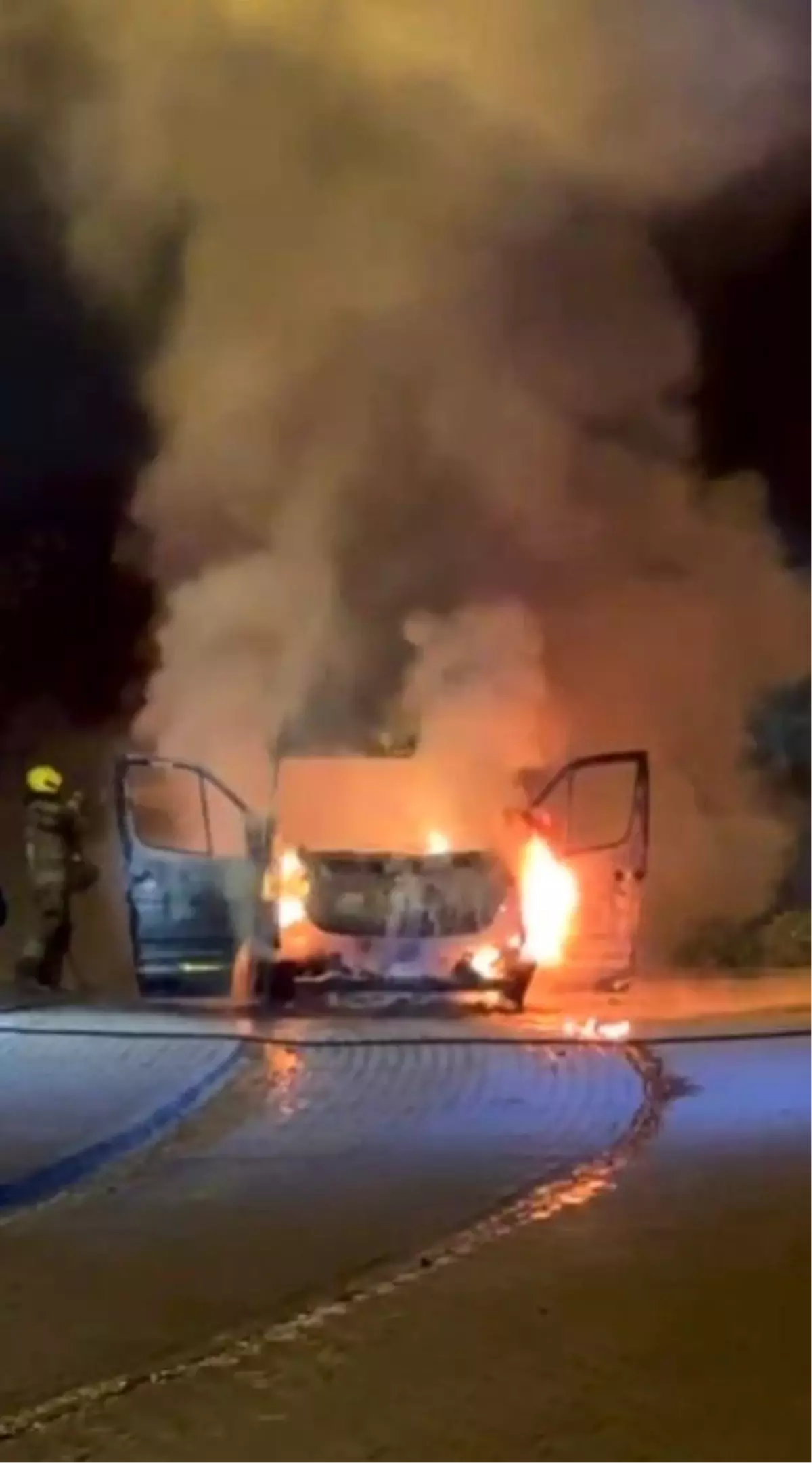 Bursa'da Seyir Halindeki Minibüs Alev Alev Yandı