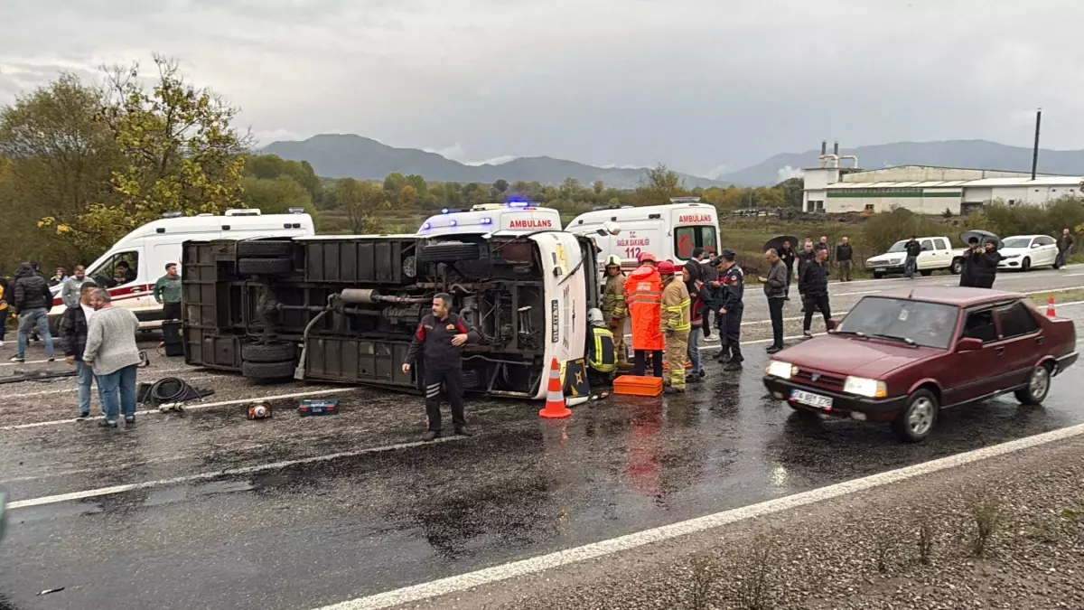 Bartın'da Tekstil İşçilerini Taşıyan Midibüs Devrildi: 1 Ölü, 19 Yaralı