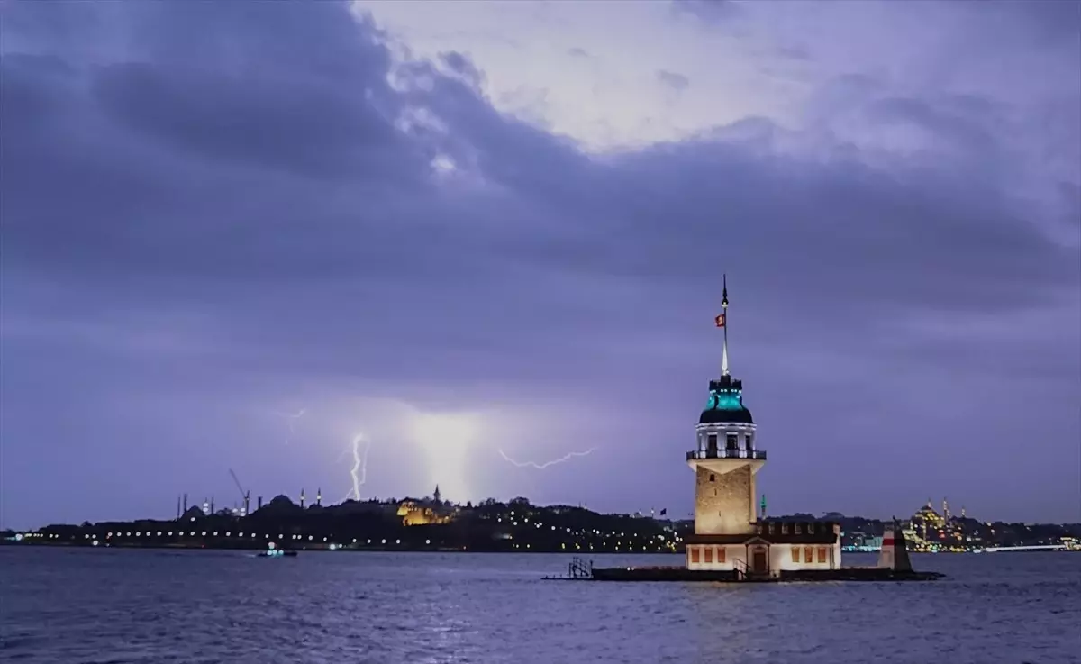 İstanbul'da Sağanak Yağış Hayatı Olumsuz Etkiliyor