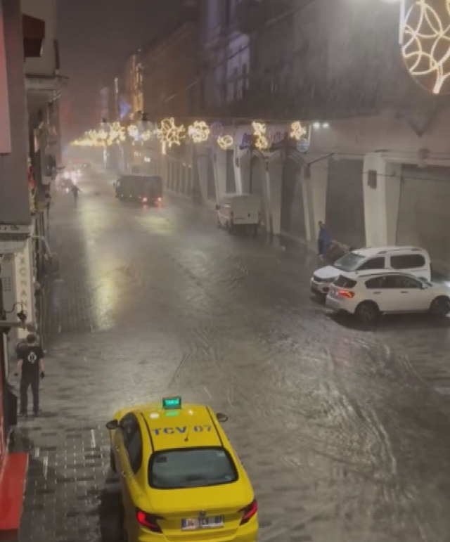İstanbul'u sağanak vurdu! İstiklal sular altında kaldı, Vatan'da yol çöktü 5 istanbul u saganak vurdu istiklal sular altinda 19183958 1890 m