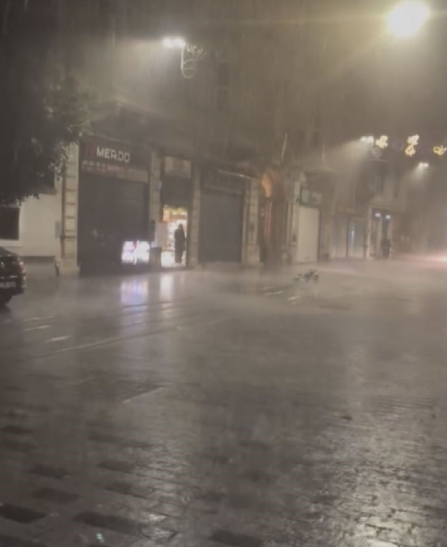İstanbul'u sağanak vurdu! İstiklal sular altında kaldı, Vatan'da yol çöktü 6 istanbul u saganak vurdu istiklal sular altinda 19183958 572 m