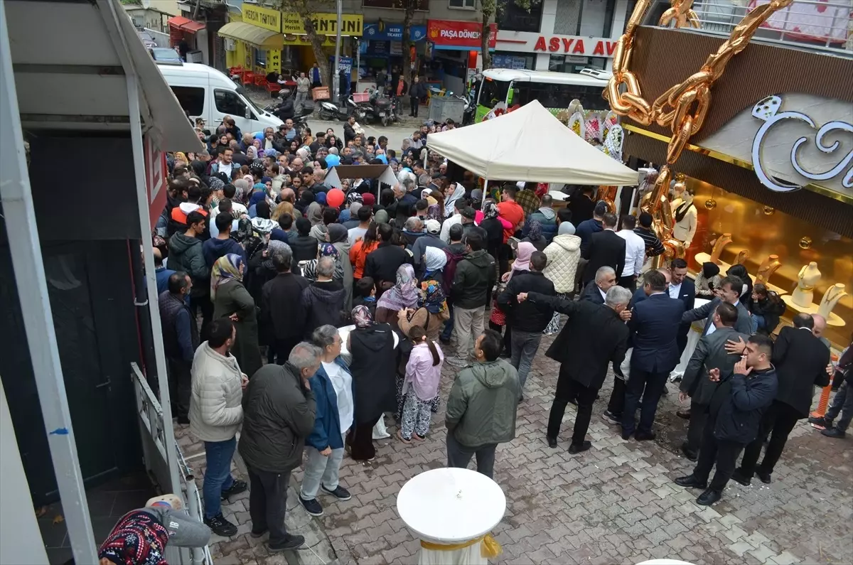 Darıca'da Kuyumcu Zinciri Yeni Şubesini Açtı, Hediyelerle Müşteri Çekti