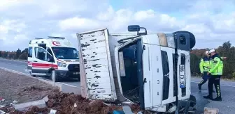 Çavdarhisar'da Devrilen Kargo Kamyonunda Sürücü Yaralandı