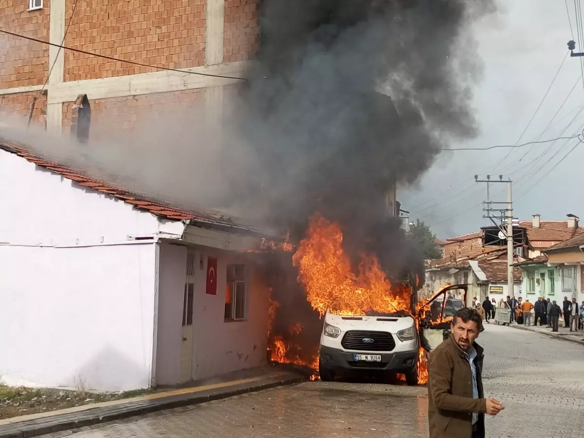 Samsun'da Park Halindeki Minibüste Yangın, 2 Bina Zarar Gördü