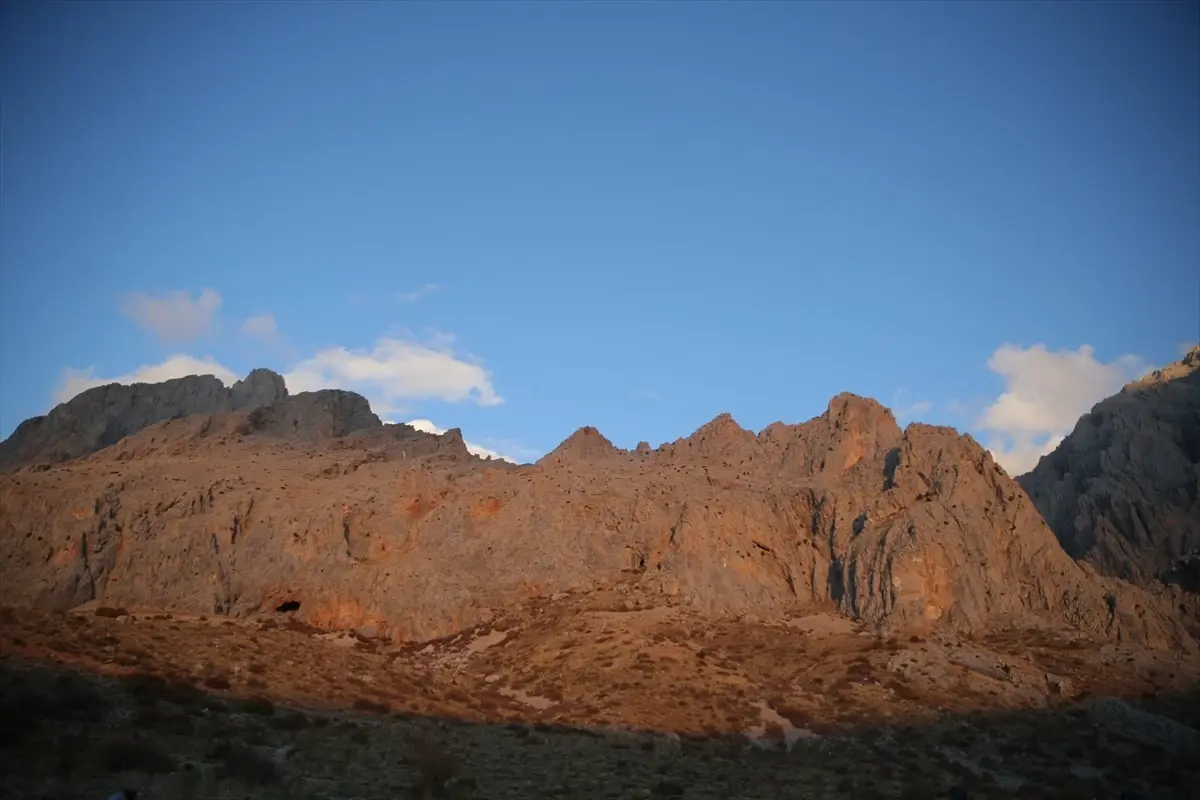 Niğde'de Cumhuriyet'in 102. Yılı için 102 Dağcı Emler Zirvesine Tırmandı