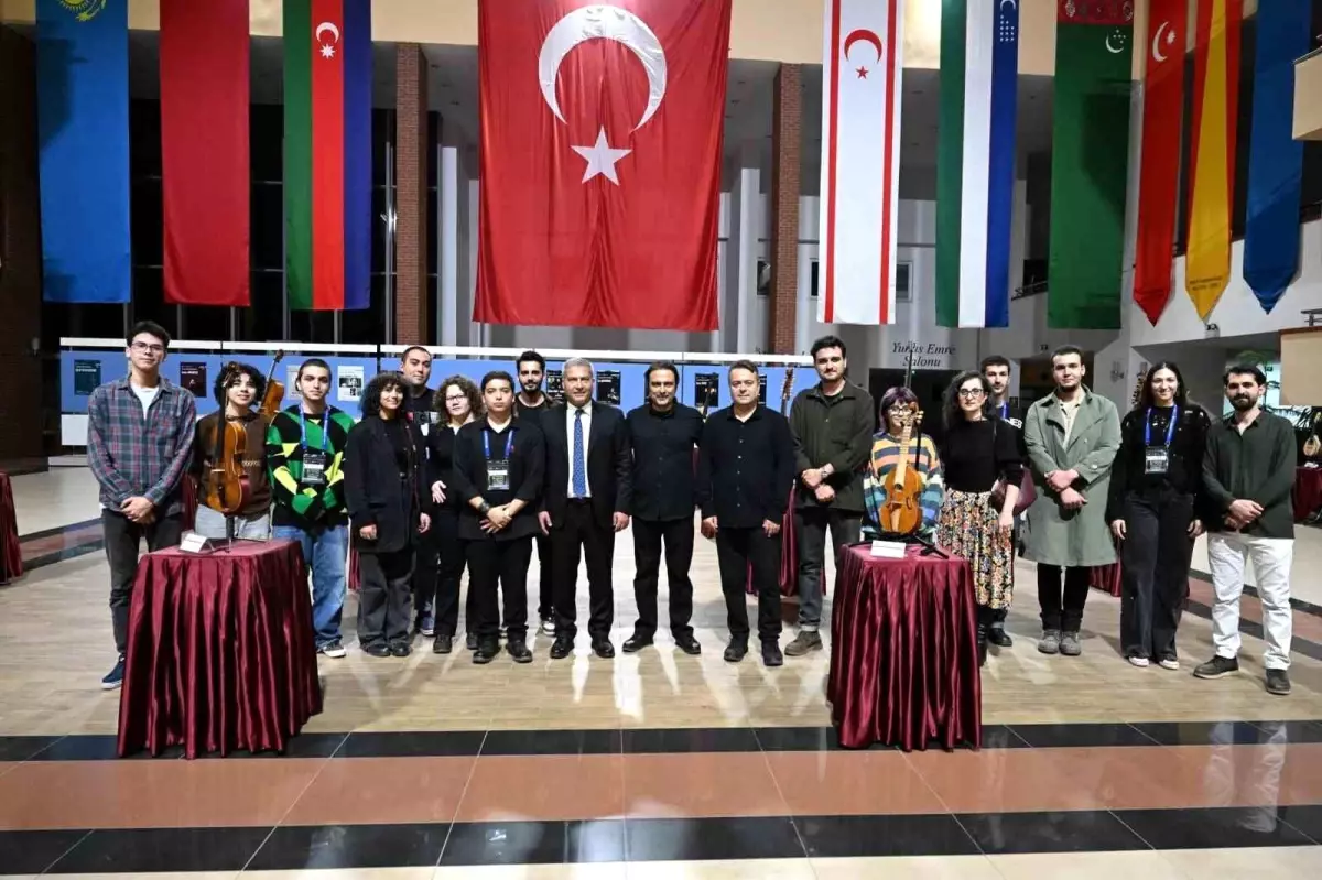 Anadolu Üniversitesi'nde Çalgı Yapımı Sergisi Açıldı