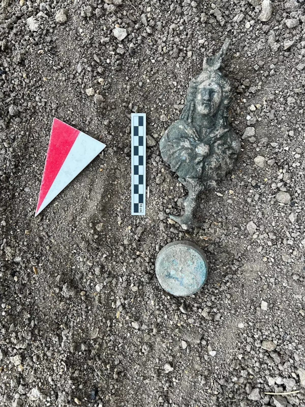 Gümüşhane'de Kazıda Mısır Tanrıçası İsis'in Bronz Büstü Bulundu