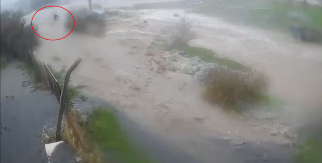 The last moments of Bülent Kaptanoğlu swept away by the flood are on camera! No matter what he did, he couldn't escape