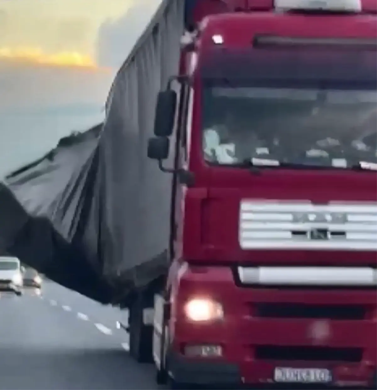 Kuzey Marmara Otoyolu'nda TIR'ın Zikzakla İlerleyişi Tehlike Yarattı