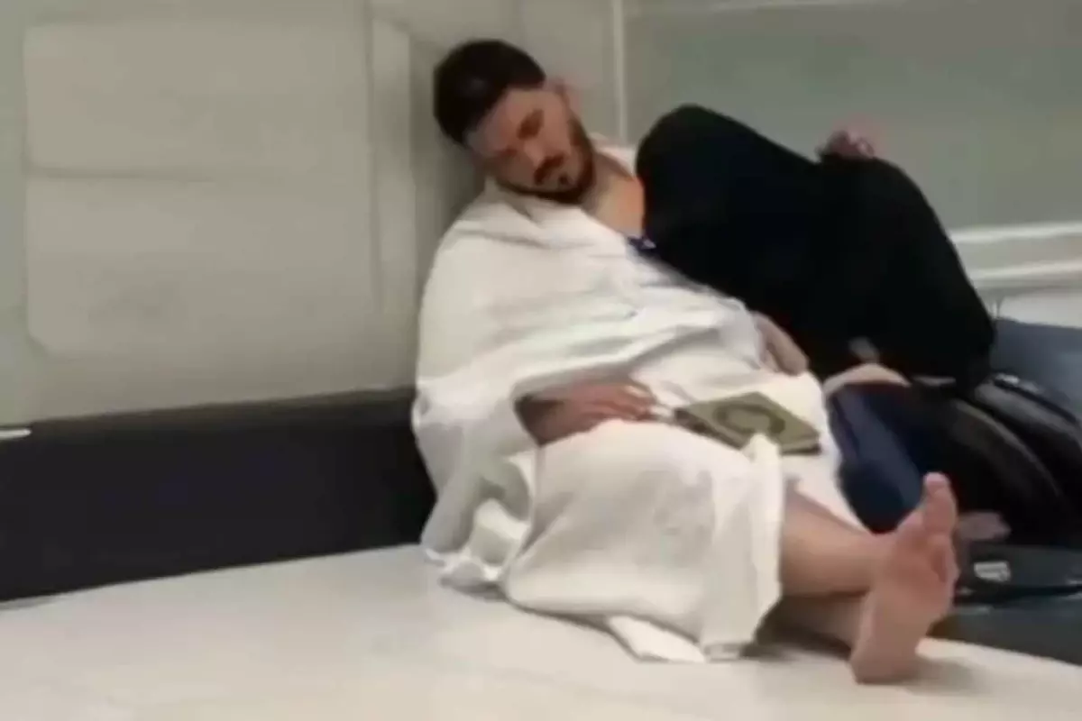 Tolgahan Sayışman Umre ziyaretinde yorgunluğa yenik düştü