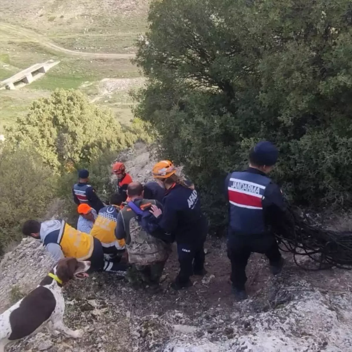 Av sırasında 10 metreden düşen kişi hastanelik oldu