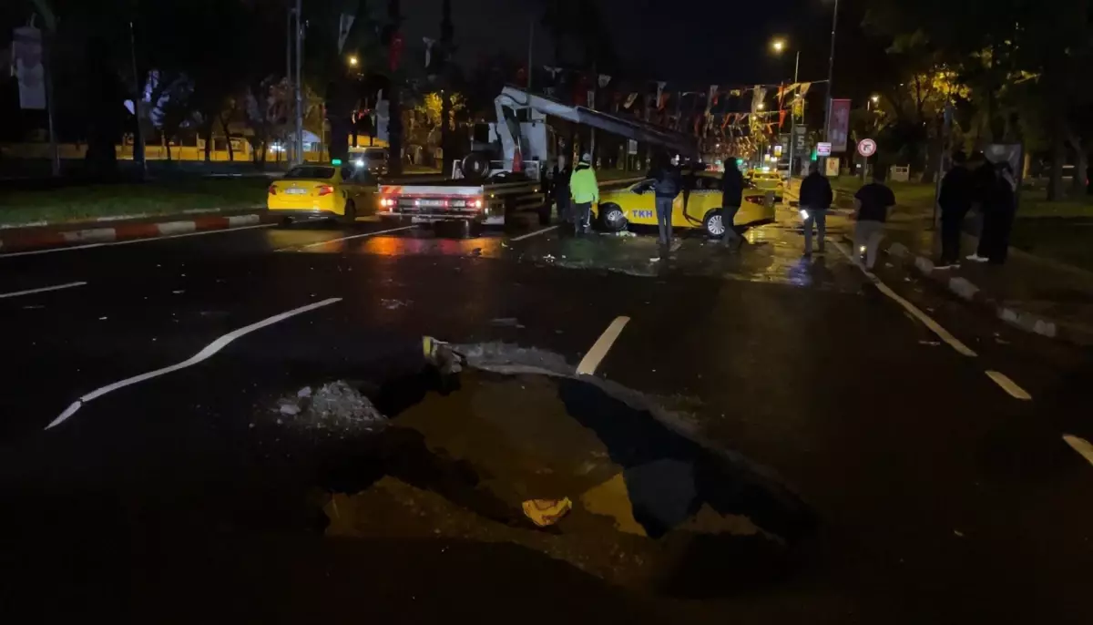 FATİH'te Sağanak Sonrası Taksi Takla Attı