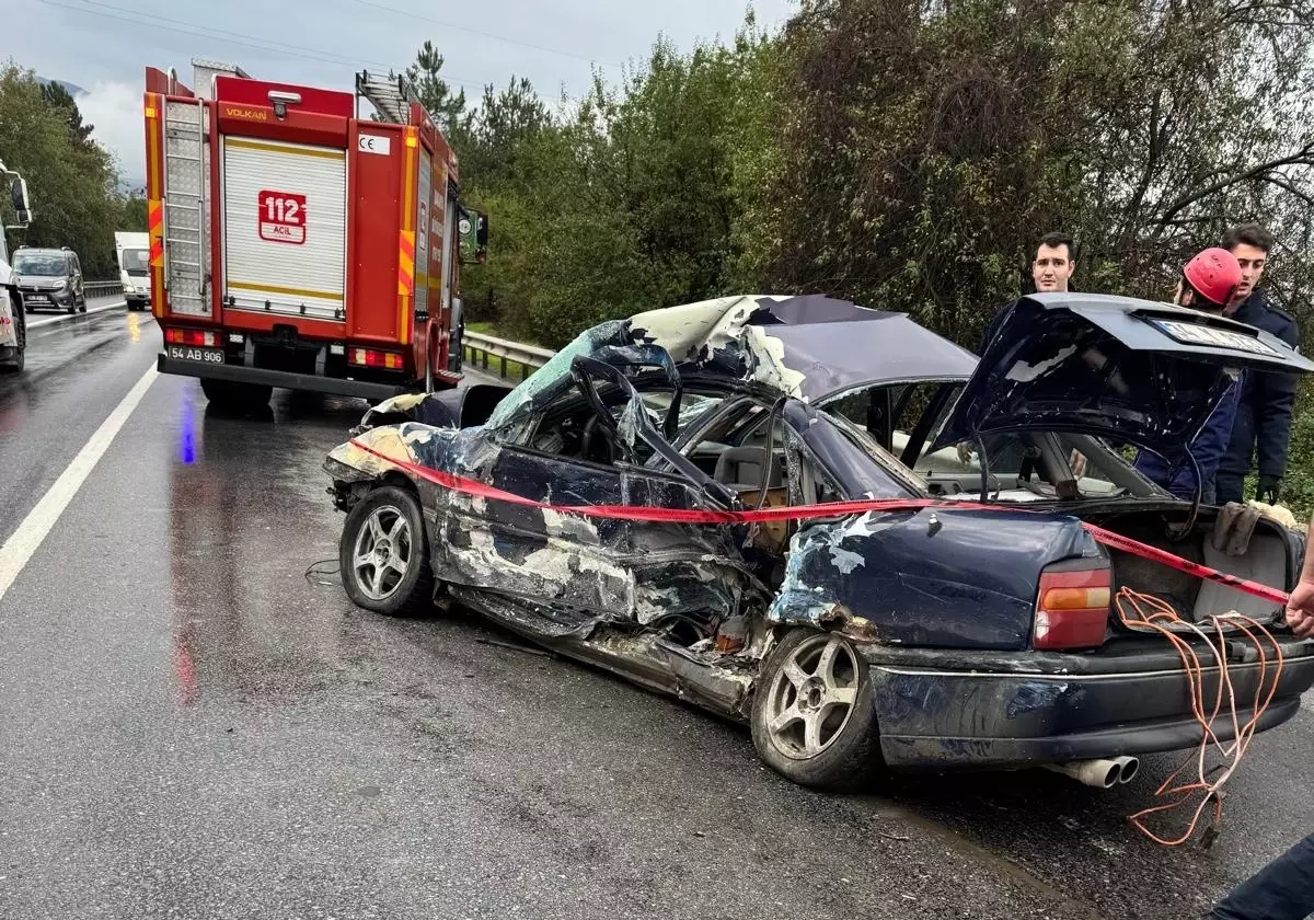 Hendek'te Otomobil Kazası: 1 Ölü, 2 Yaralı