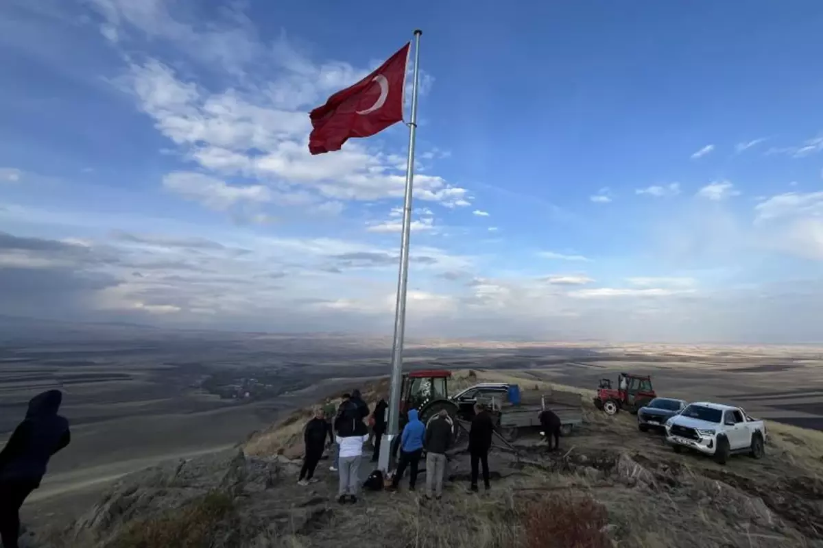 20 yıllık hayal gerçek oldu! Köylüler Ermenistan sınırına Türk bayrağı dikti