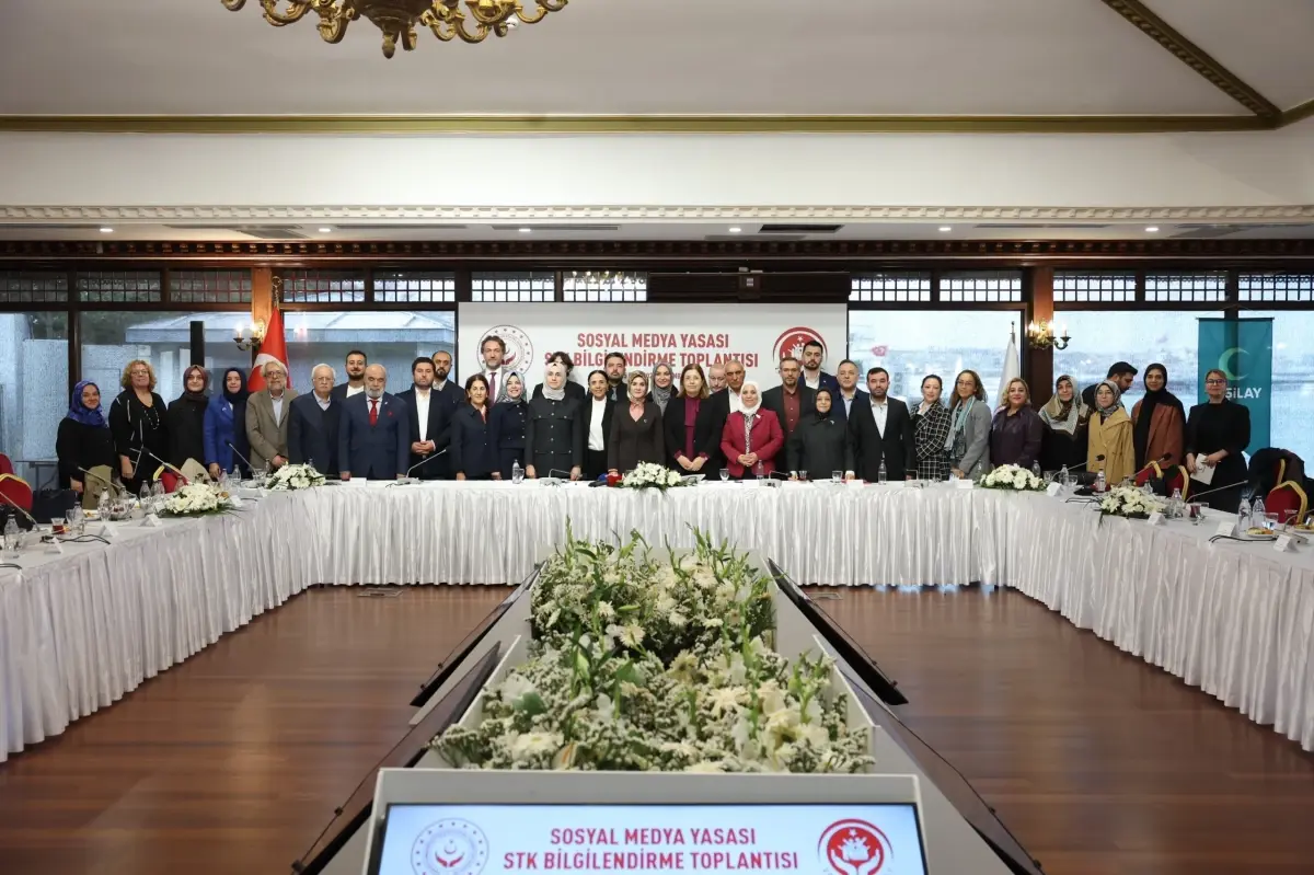 Bakan Göktaş STK temsilcileriyle biraraya geldi; Sosyal Medya Yasası'nı anlattı