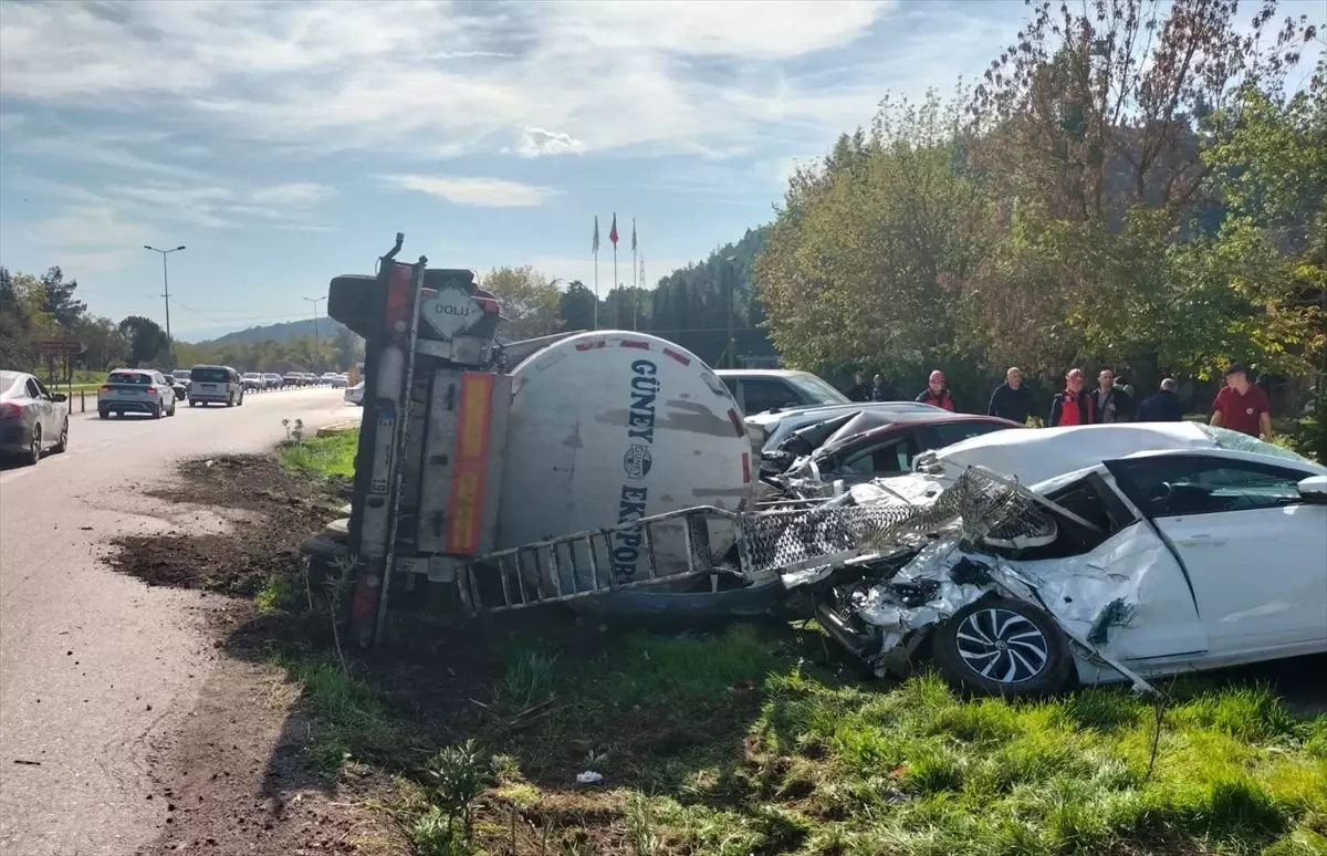 Balıkesir'de Ayçiçeği Yağı Yüklü Tanker Devrildi, 7 Araç Hasar Gördü