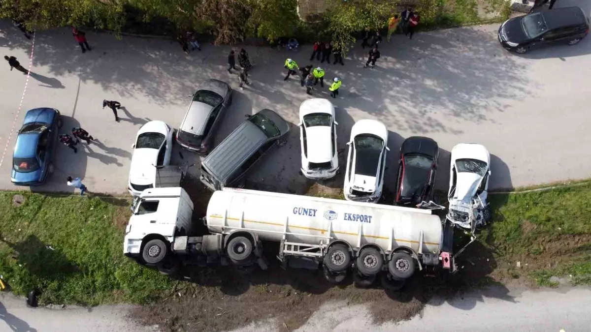 Ayçiçeği Yağı Yüklü Tanker Park Halindeki Araçların Üzerine Devrildi