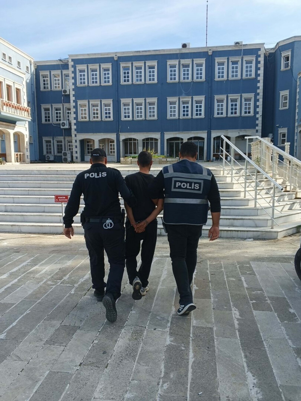 Foça'da Büfeye Giren İki Şüpheli Yakalandı