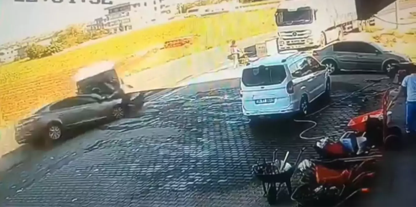 Diyarbakır'da Otomobil ve Minibüsün Çarpıştığı Kaza: 3 Yaralı