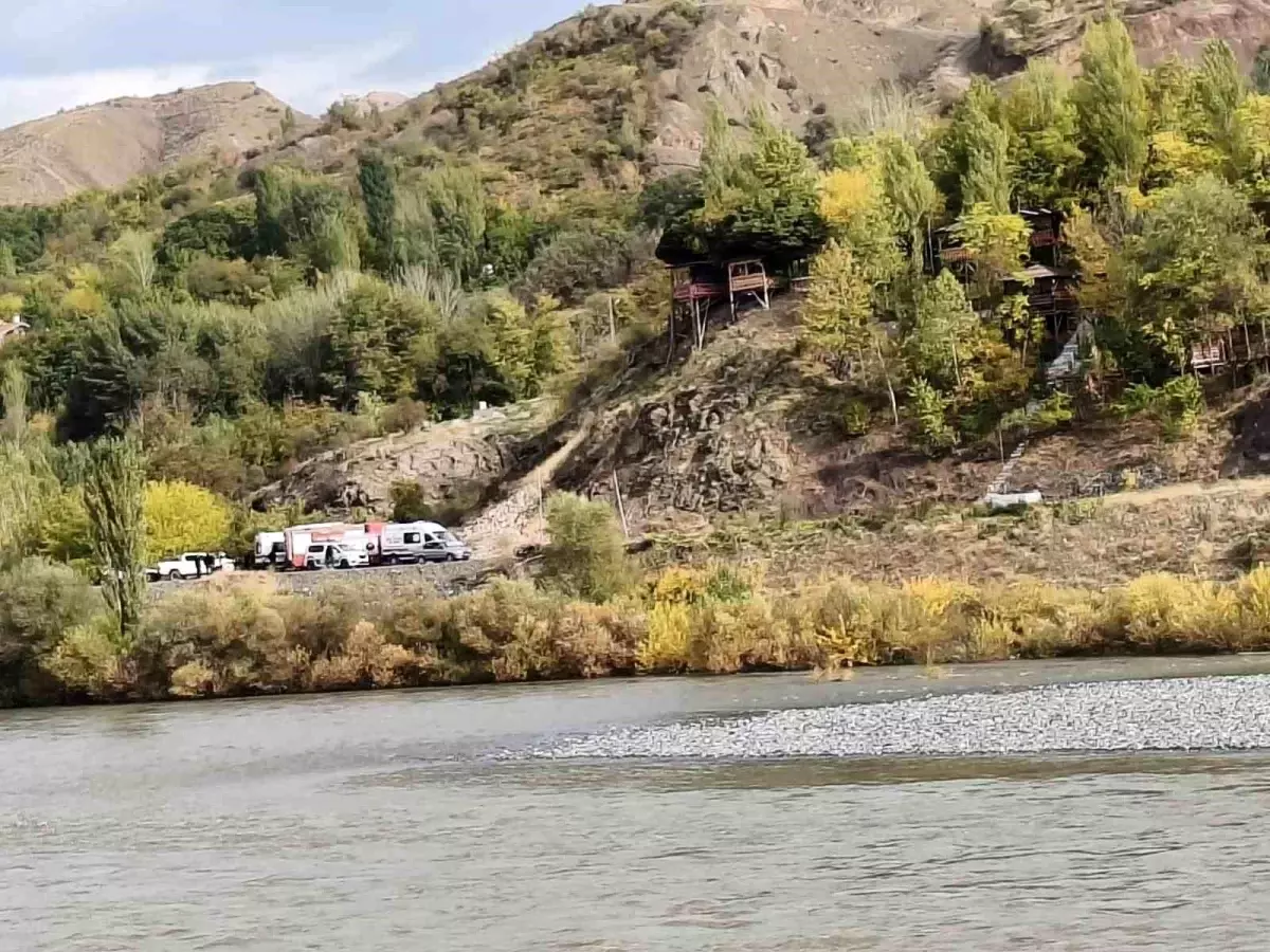 Elazığ'da Mağdur Aileani Suyun İçinden Kurtarıldı