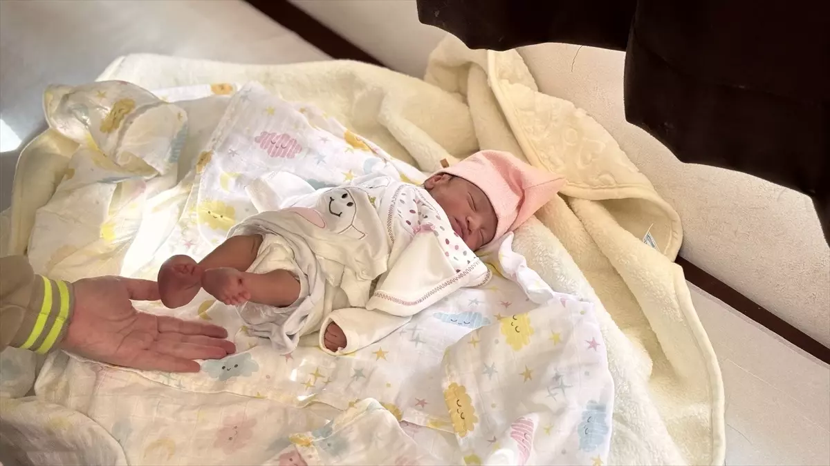 Amniyotik Band Sendromu Tehditine Rağmen Sağlıklı Doğan Bebek