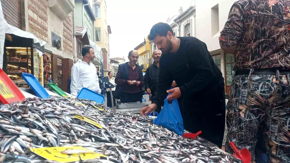 Edirne'de Hamsi Fiyatları Yüzde 50 Düştü, Vatandaşlar Alışverişe Akın Etti