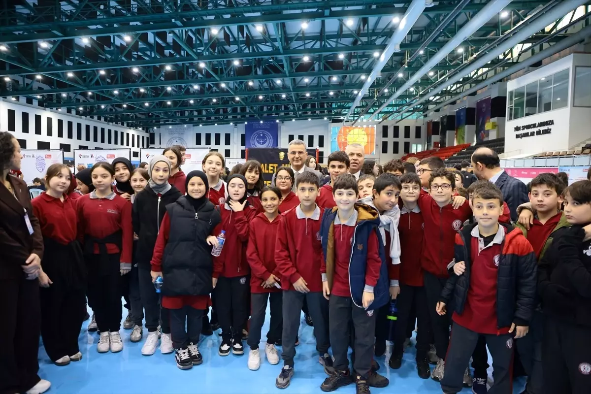 İlkadım Belediye Başkanı Kurnaz, TÜBİTAK Bilim Şenliğini Ziyaret Etti