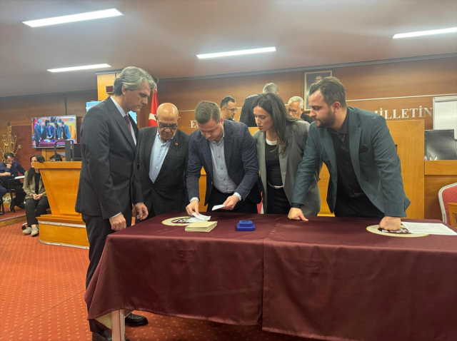 Bayrampaşa Belediyesi'nde yenilenen başkanvekili seçimini dördüncü turda AK Parti'nin adayı İbrahim Akın kazandı 10 ismi yine yanlis yazildi gerginlik cikti 19188254 7610 m
