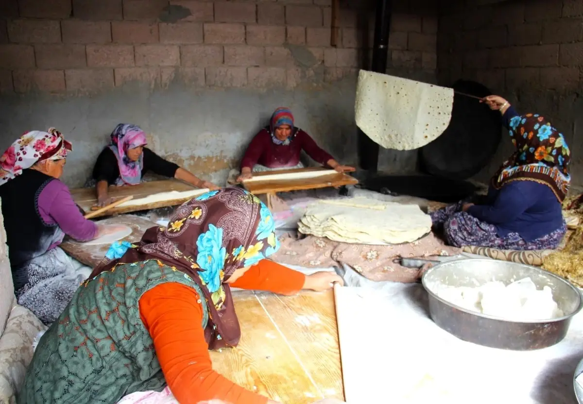 Kahramanmaraş'ta Kadınlar Kış Ekmeği İçin İmece Usulü Bir Araya Geliyor