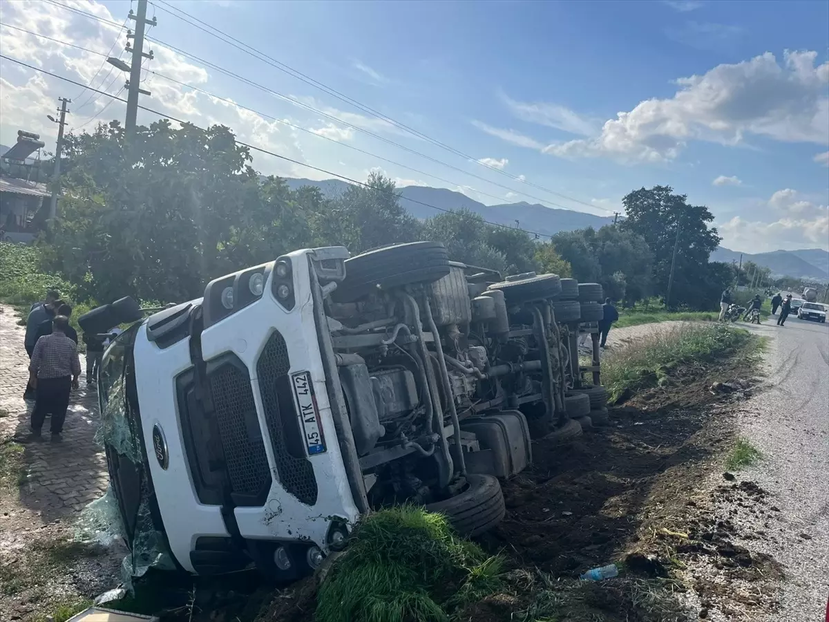 İzmir Kiraz'da Kamyon Devrildi, 1 Yaralı