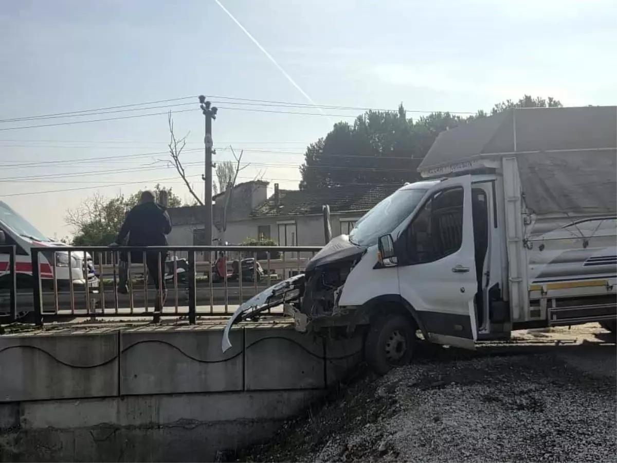 Orhangazi-İznik Karayolu'nda Trafik Kazası: Kamyonet Köprü Demirlerine Saplandı