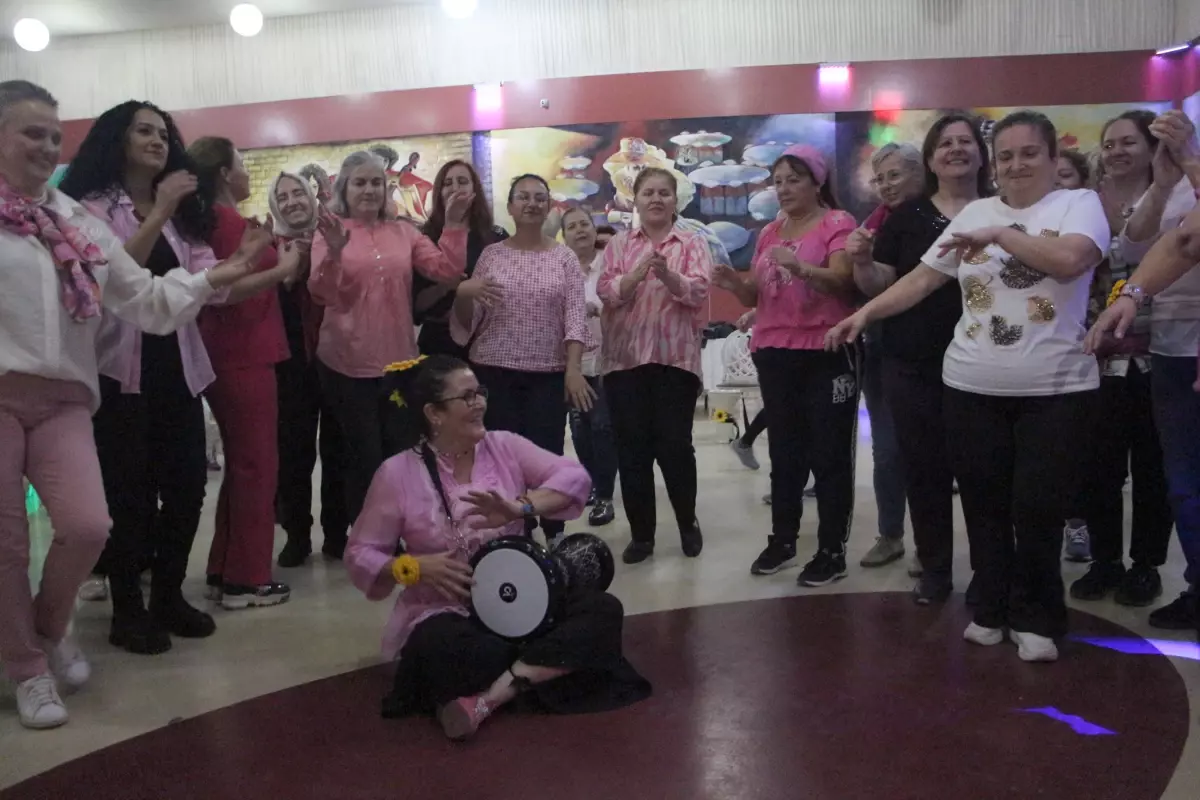 Kurduğu ritim grubuyla, kendisi gibi hasta kadınlara destek oluyor