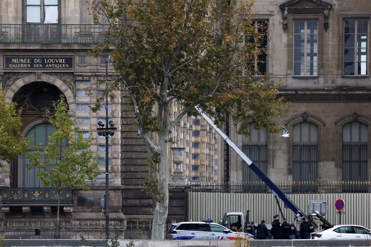 Louvre Müzesi'nde Mücevher Soygunu